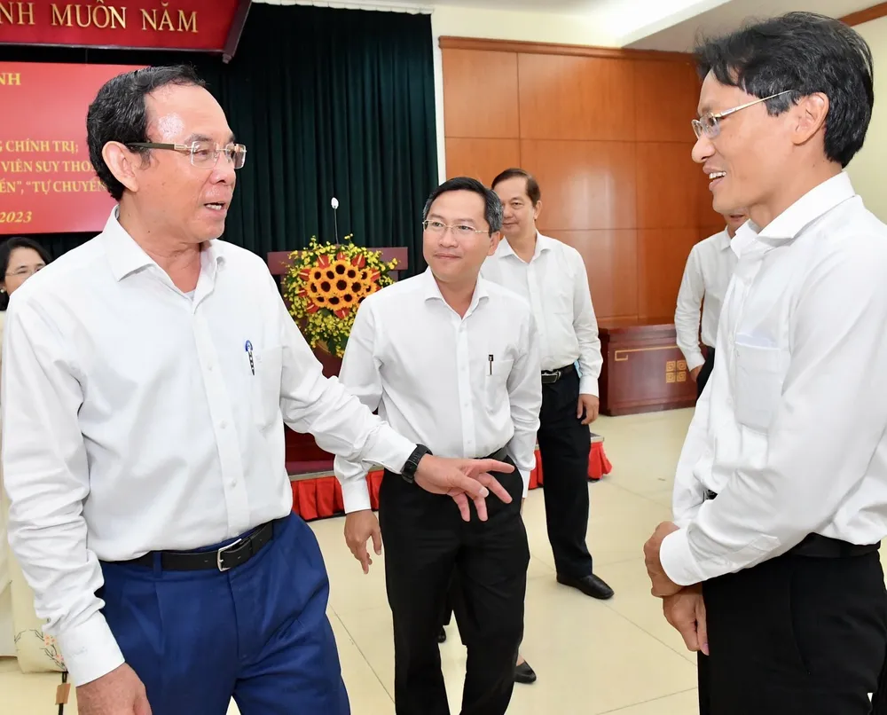 Bí thư Thành ủy TPHCM cũng lưu ý đến bồi dưỡng, uốn nắn, chấn chỉnh cán bộ đi đôi với cổ vũ, động viên, khích lệ cán bộ dám nghĩ, dám làm, dám đột phá. Ảnh: VIỆT DŨNG
