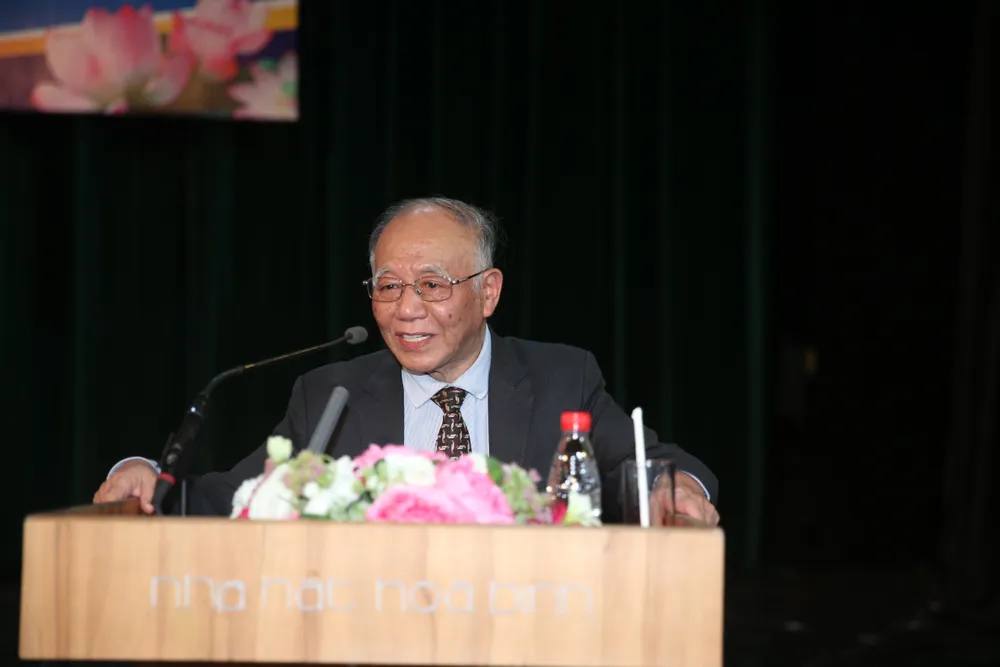 GS-TS Hoàng Chí Bảo, chuyên gia cao cấp, nguyên Ủy viên Hội đồng lý luận Trung ương trình bày báo cáo tại hội nghị