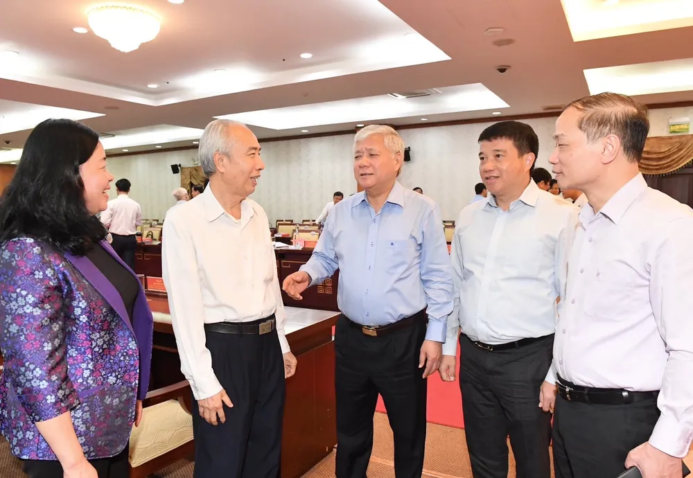 Chủ tịch Ủy ban Trung ương MTTQ Việt Nam Đỗ Văn Chiến trao đổi với các đại biểu. Ảnh: VIỆT DŨNG