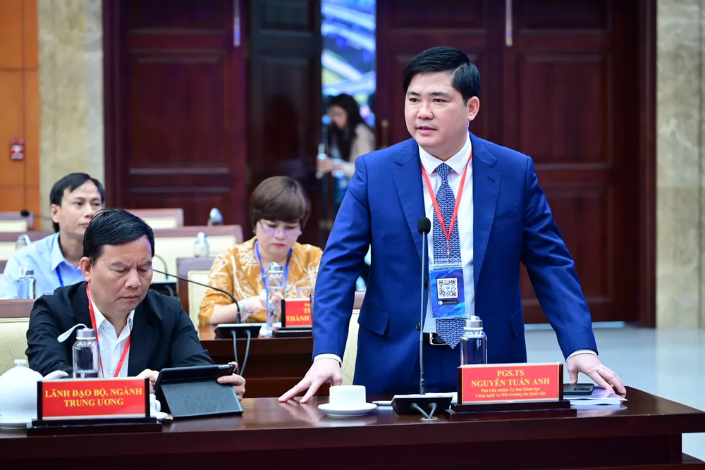 PGS-TS Nguyễn Tuấn Anh, Phó Chủ nhiệm Ủy ban Khoa học Công nghệ và Môi trường của Quốc hội phát biểu. Ảnh: VĂN MINH
