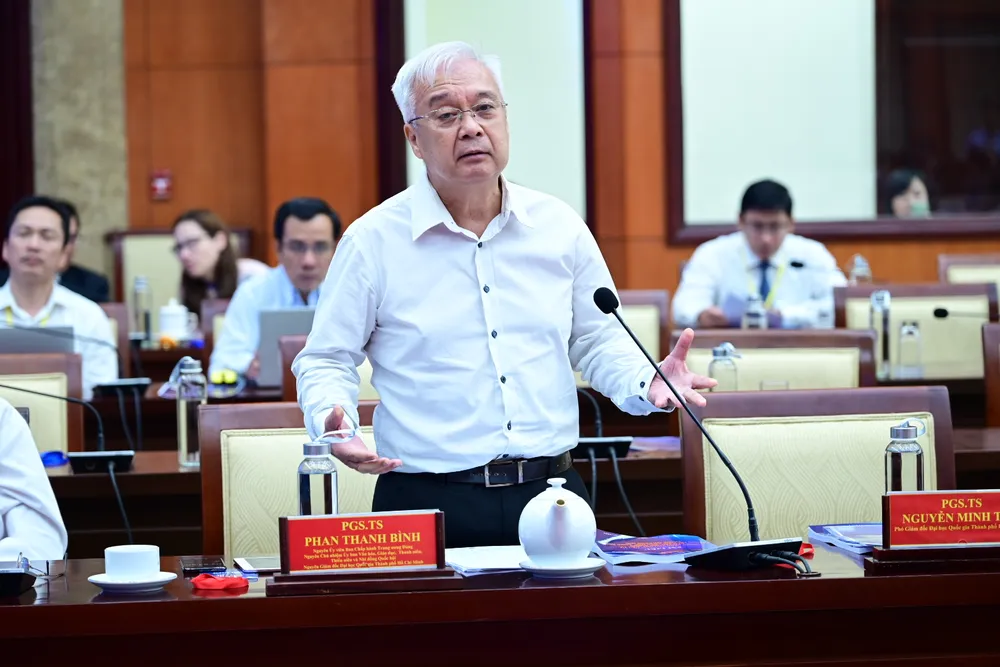 PGS-TS Phan Thanh Bình phát biểu tại hội thảo. Ảnh: VĂN MINH