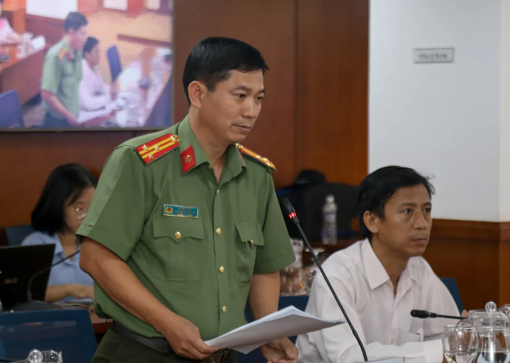 Thượng tá Lê Mạnh Hà, Phó Trưởng phòng Tham mưu Công an TPHCM thông tin về công tác phòng chống mại dâm trên không gian mạng. Ảnh: THẢO LÊ Thượng tá Lê Mạnh Hà, Phó Trưởng phòng Tham mưu Công an TPHCM thông tin về công tác phòng chống mại dâm trên không gian mạng. Ảnh: THẢO LÊ