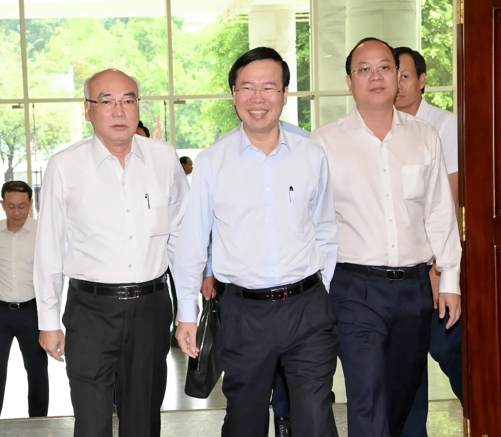 Chủ tịch nước Võ Văn Thưởng cùng các đồng chí lãnh đạo TPHCM tại hội nghị. Ảnh: VIỆT DŨNG