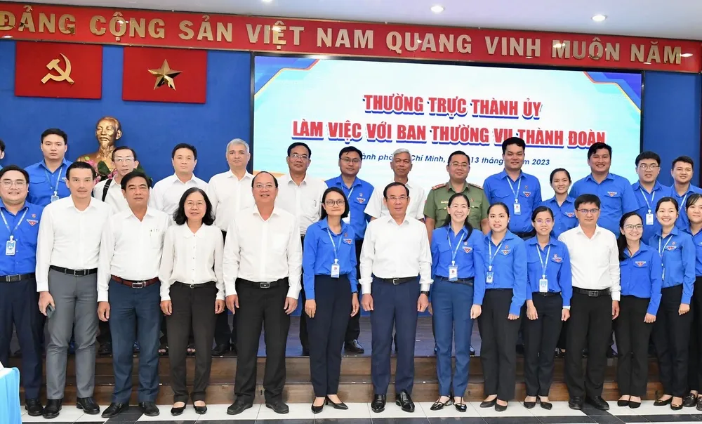 Bí thư Thành ủy TPHCM Nguyễn Văn Nên cùng các đồng chí trong đoàn công tác làm việc với Ban Thường vụ Thành Đoàn TPHCM. Ảnh: VIỆT DŨNG Bí thư Thành ủy TPHCM Nguyễn Văn Nên cùng các đồng chí trong đoàn công tác làm việc với Ban Thường vụ Thành Đoàn TPHCM. Ảnh: VIỆT DŨNG
