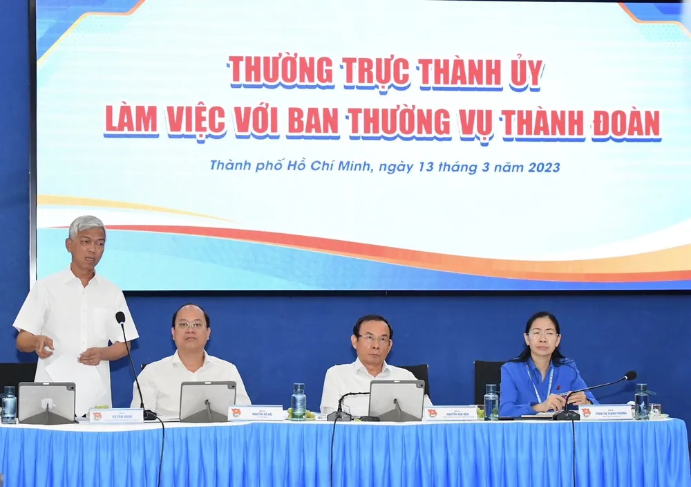 Phó Chủ tịch UBND TPHCM Võ Văn Hoan trao đổi với thanh niên TPHCM. Ảnh: VIỆT DŨNG Phó Chủ tịch UBND TPHCM Võ Văn Hoan trao đổi với thanh niên TPHCM. Ảnh: VIỆT DŨNG