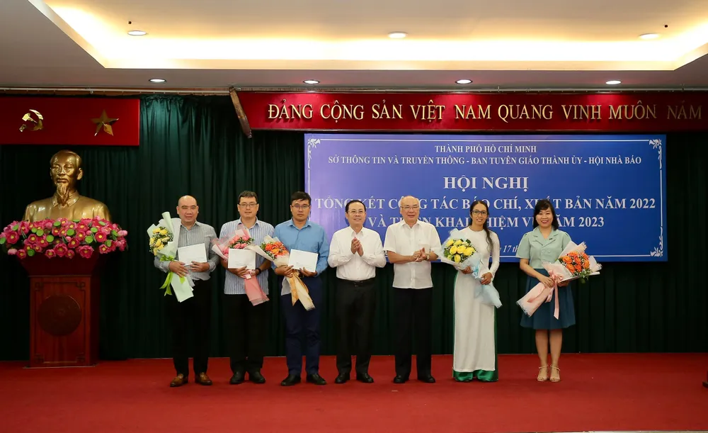 Phó Bí thư Thành ủy TPHCM Nguyễn Văn Hiếu và Trưởng Ban Tuyên giáo Thành ủy TPHCM Phan Nguyễn Như khuê trao thưởng cho tác giả, nhóm tác giả đoạt Giải báo chí toàn quốc về xây dựng Đảng (Giải Búa liềm vàng) lần thứ VII - năm 2022. Ảnh: DŨNG PHƯƠNG Phó Bí thư Thành ủy TPHCM Nguyễn Văn Hiếu và Trưởng Ban Tuyên giáo Thành ủy TPHCM Phan Nguyễn Như khuê trao thưởng cho tác giả, nhóm tác giả đoạt Giải báo chí toàn quốc về xây dựng Đảng (Giải Búa liềm vàng) lần thứ VII - năm 2022. Ảnh: DŨNG PHƯƠNG
