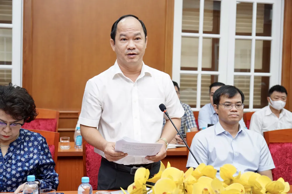 Chủ tịch UBND quận 1 Lê Đức Thanh thông tin tại buổi làm việc. Ảnh: HOÀNG HÙNG