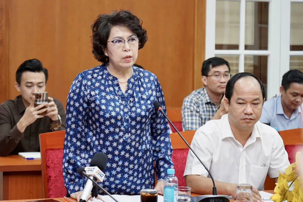 Bí thư Quận ủy quận 1 Tô Thị Bích Châu phát biểu tại buổi làm việc. Ảnh: HOÀNG HÙNG