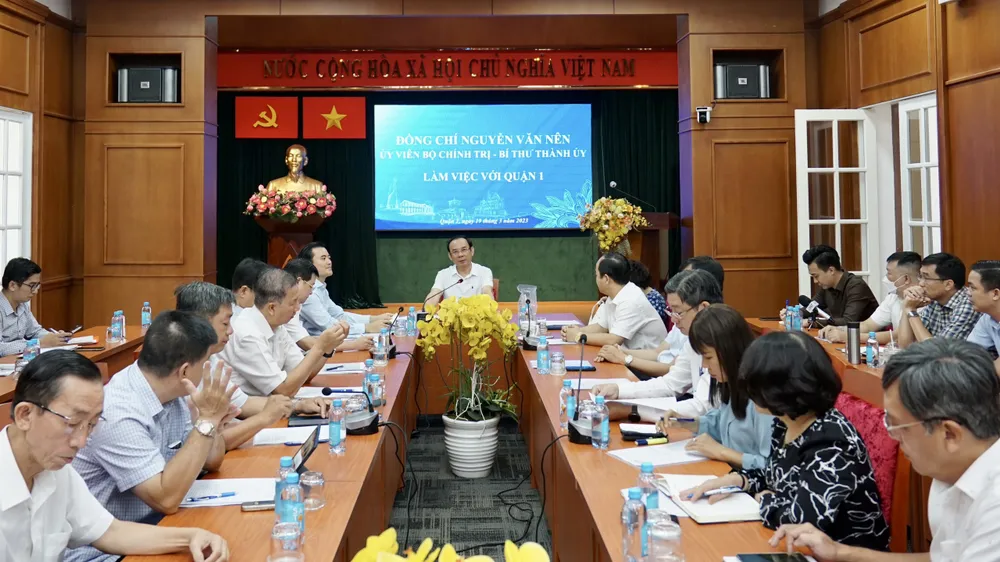 Bí thư Thành ủy TPHCM Nguyễn Văn Nên làm việc với Ban Thường vụ Quận ủy quận 1. Ảnh: HOÀNG HÙNG