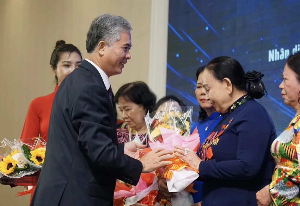 Phó Chủ tịch UBND TPHCM Ngô Minh Châu tặng hoa các đại biểu tham dự chương trình. Ảnh: HOÀNG HÙNG