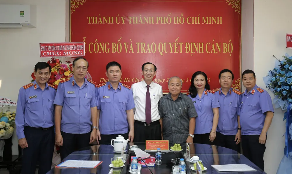 Lãnh đạo Ban Nội chính Thành ủy và Ban Tổ chức Thành ủy TPHCM chúc mừng đồng chí Nguyễn Đức Thái. Ảnh: DŨNG PHƯƠNG