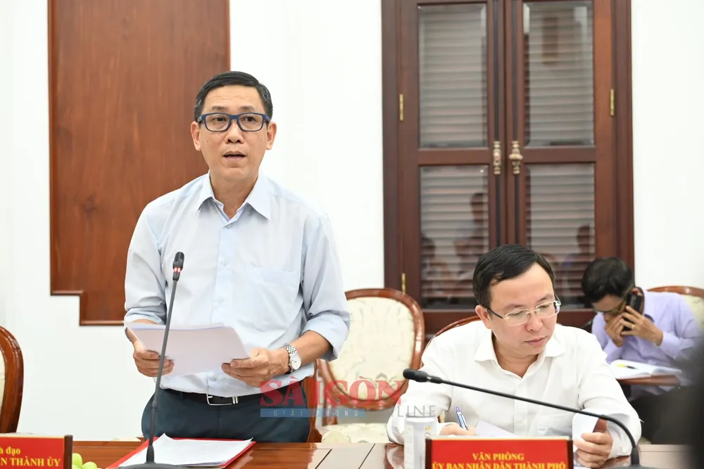 Phó Trưởng Ban Dân vận Thành ủy TPHCM Trần Xuân Điền báo cáo sơ kết. Ảnh: VĂN MINH