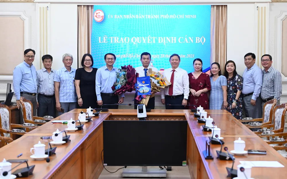 Phó Chủ tịch UBND TPHCM Dương Anh Đức và lãnh đạo Sở TT-TT TPHCM chúc mừng ông Võ Minh Thành nhận nhiệm vụ mới. Ảnh: VĂN MINH Phó Chủ tịch UBND TPHCM Dương Anh Đức và lãnh đạo Sở TT-TT TPHCM chúc mừng ông Võ Minh Thành nhận nhiệm vụ mới. Ảnh: VĂN MINH