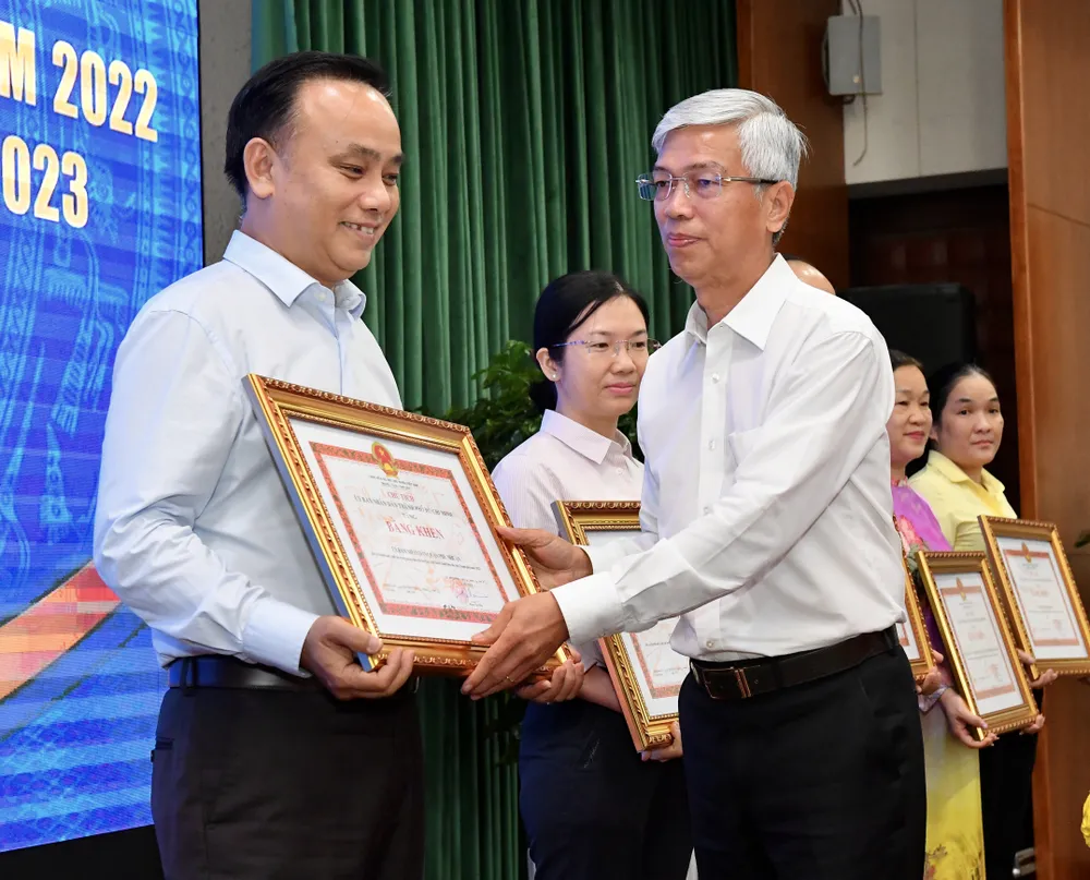 Các tập thể, cá nhân nhận bằng khen. Ảnh: VIỆT DŨNG