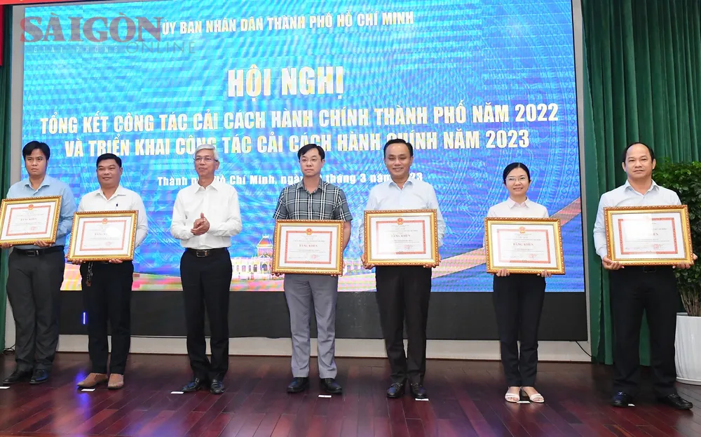 Phó Chủ tịch UBND TPHCM Võ Văn Hoan trao bằng khen cho các tập thể, cá nhân có thành tích xuất sắc trong phong trào thi đua cải cách hành chính. Ảnh: VIỆT DŨNG