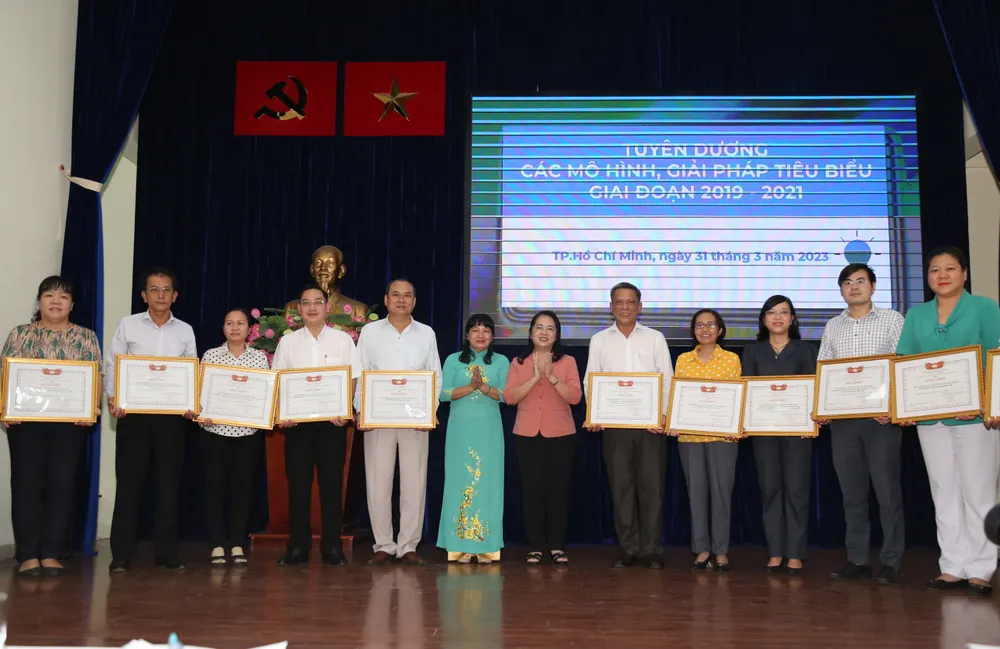 Chủ tịch Ủy ban MTTQ Việt Nam TPHCM Trần Kim Yến trao bằng khen cho các tập thể có mô hình, giải pháp tiêu biểu giai đoạn 2019-2021. Ảnh: VĂN MINH