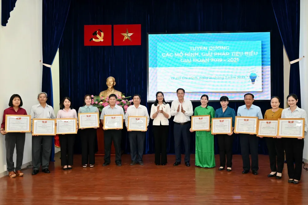 Phó Chủ tịch Thường trực Ủy ban MTTQ Việt Nam TPHCM Nguyễn Thành Trung trao bằng khen cho các tập thể. Ảnh: VĂN MINH