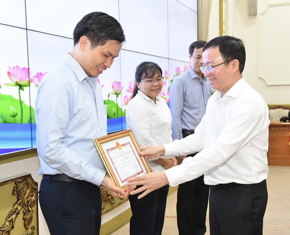 Chánh Văn phòng UBND TPHCM Đặng Quốc Toàn tặng giấy khen cho tập thể, cá nhân có thành tích xuất sắc tiêu biểu trong quý 1-2023. Ảnh: VIỆT DŨNG