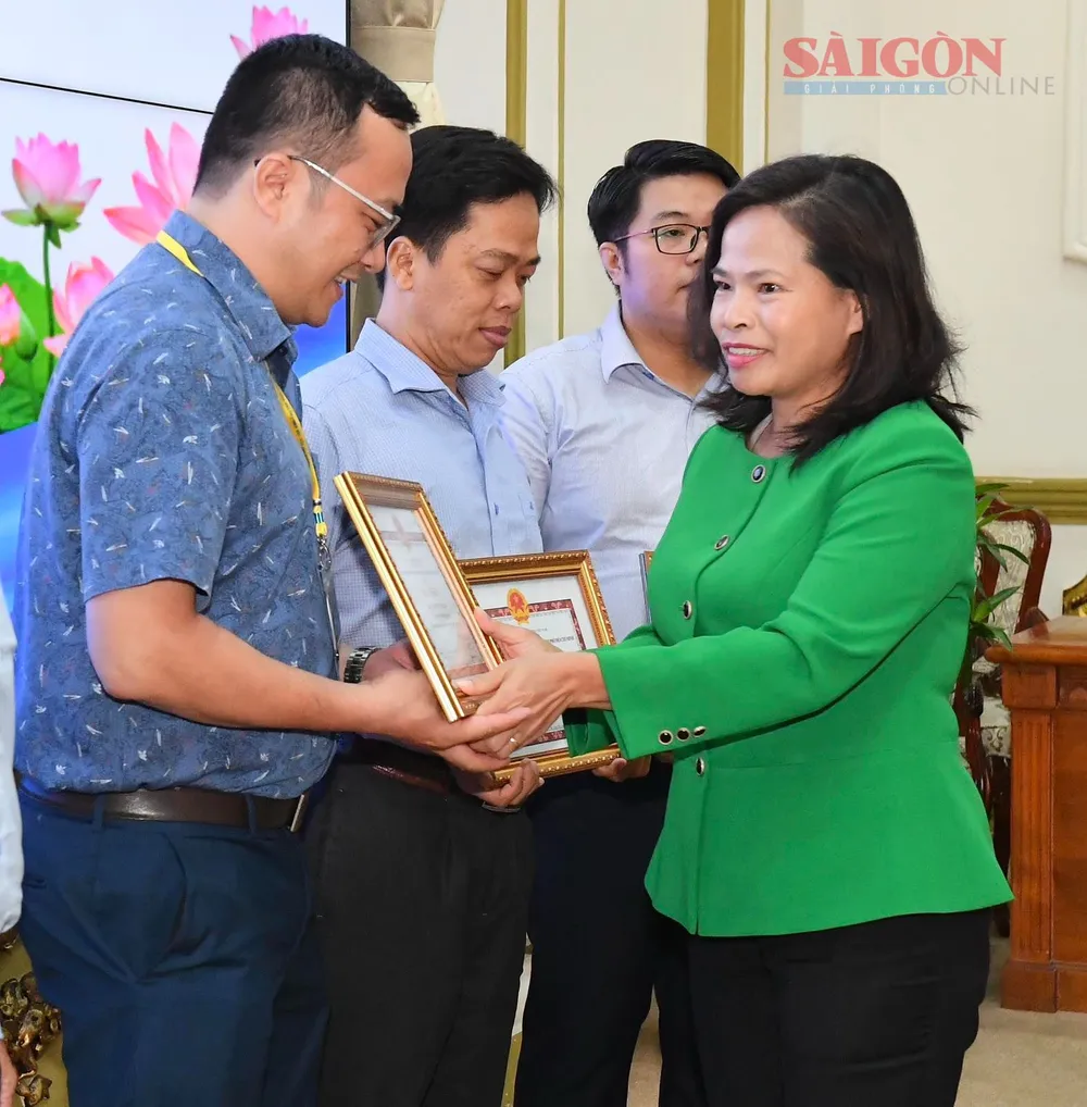 Phó Chánh Văn phòng UBND TPHCM Huỳnh Thị Thanh Hiền trao giấy khen cho tập thể, cá nhân có thành tích xuất sắc tiêu biểu trong quý 1-2023. Ảnh: VIỆT DŨNG