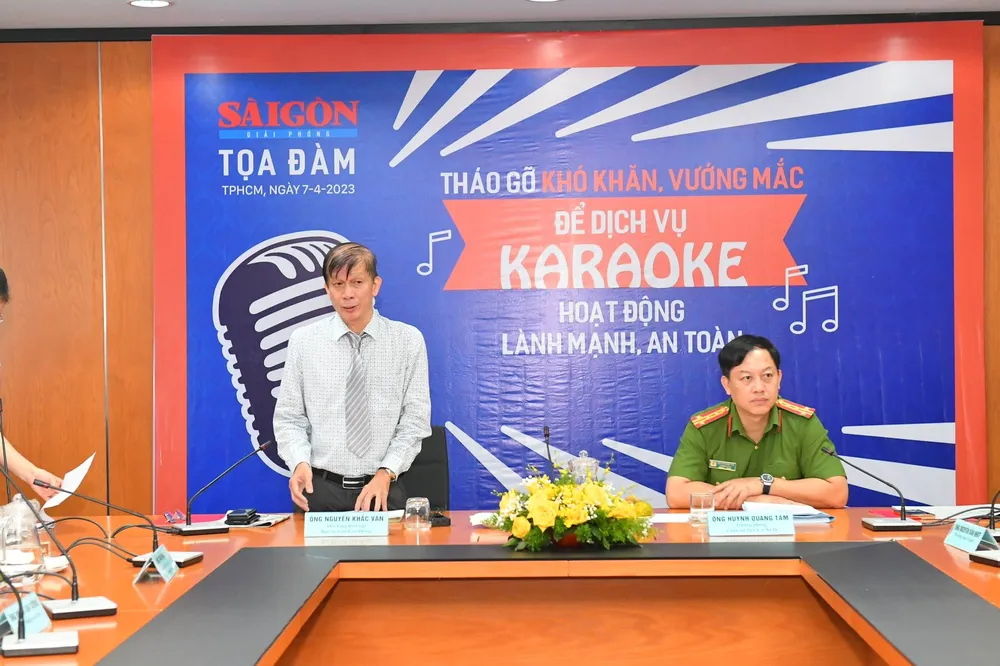 Phó Tổng Biên tập Báo Sài Gòn Giải Phóng Nguyễn Khắc Văn và Đại tá Huỳnh Quang Tâm, Trưởng Phòng Cảnh sát PCCC-CNCH Công an TPHCM chủ trì toạ đàm. Ảnh: VIỆT DŨNG