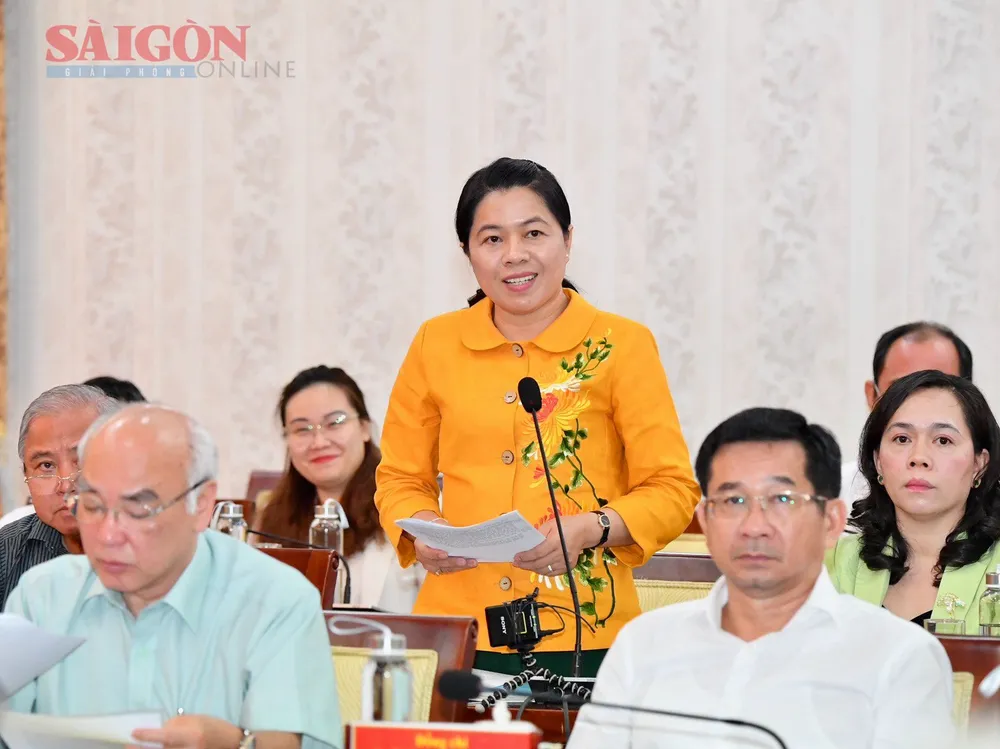 Chủ tịch Hội Liên hiệp Phụ nữ TPHCM Nguyễn Trần Phượng Trân kiến nghị nhiều nội dung tại hội nghị. Ảnh: VIỆT DŨNG