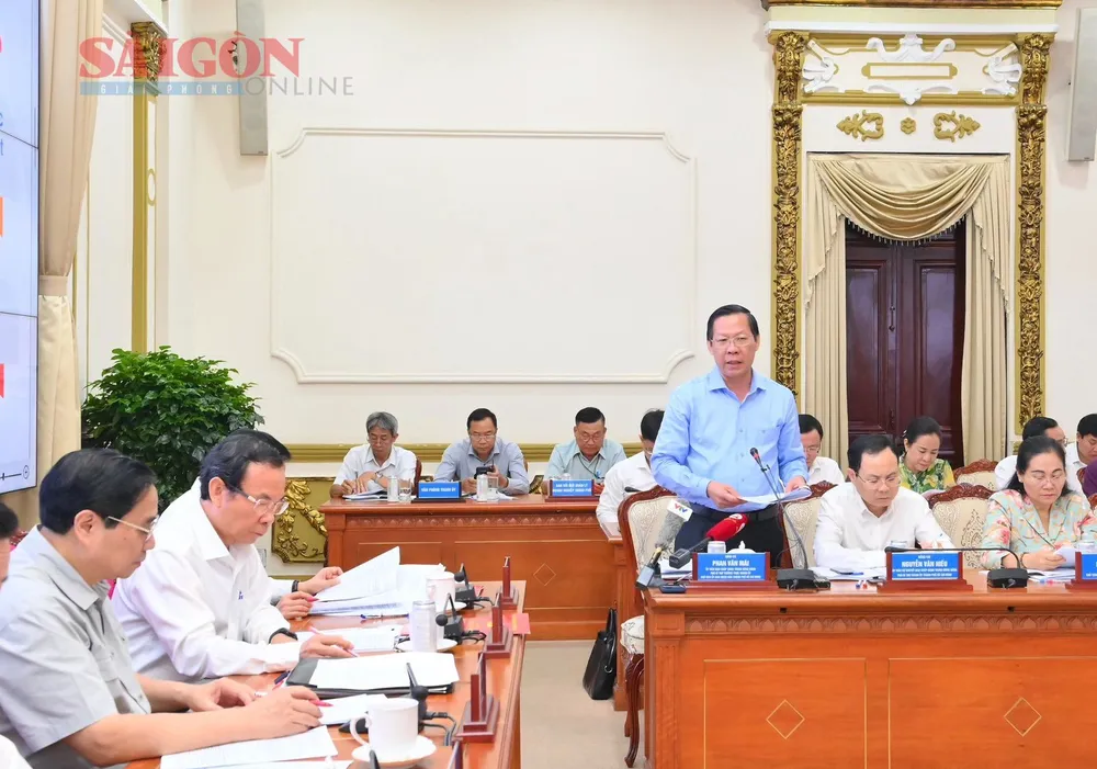 Chủ tịch UBND TPHCM Phan Văn Mãi báo cáo tại buổi làm việc. Ảnh: VIỆT DŨNG