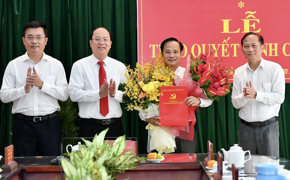 Phó Bí thư Thành ủy TPHCM Nguyễn Hồ Hải trao quyết định cán bộ. Ảnh: VIỆT DŨNG