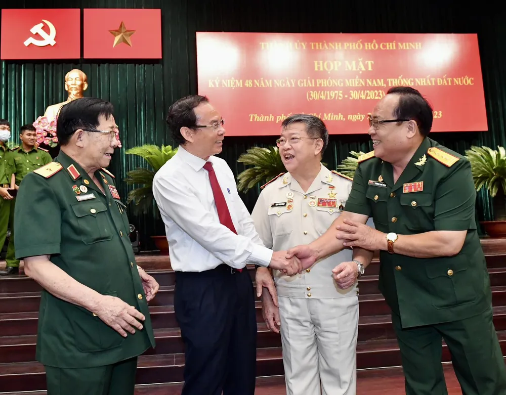 Bí thư Thành ủy TPHCM Nguyễn Văn Nên trao đổi với các tướng lĩnh tại buổi họp mặt. Ảnh: VIỆT DŨNG