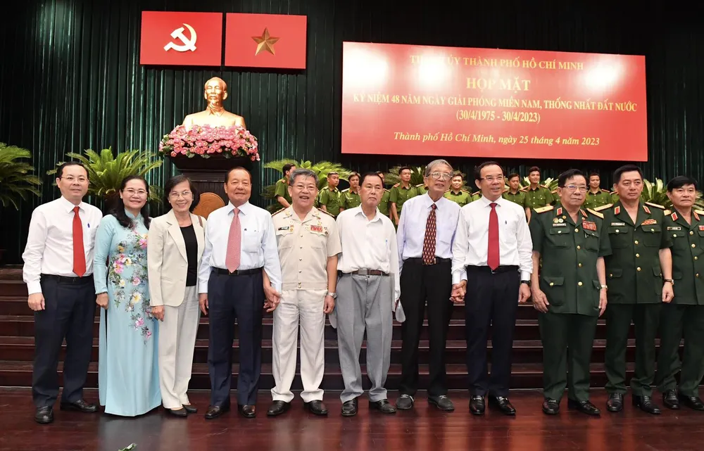 Nguyên Bí thư Thành ủy TPHCM Lê Thanh Hải và Bí thư Thành ủy TPHCM Nguyễn Văn Nên cùng các đại biểu dự buổi họp mặt. Ảnh: VIỆT DŨNG