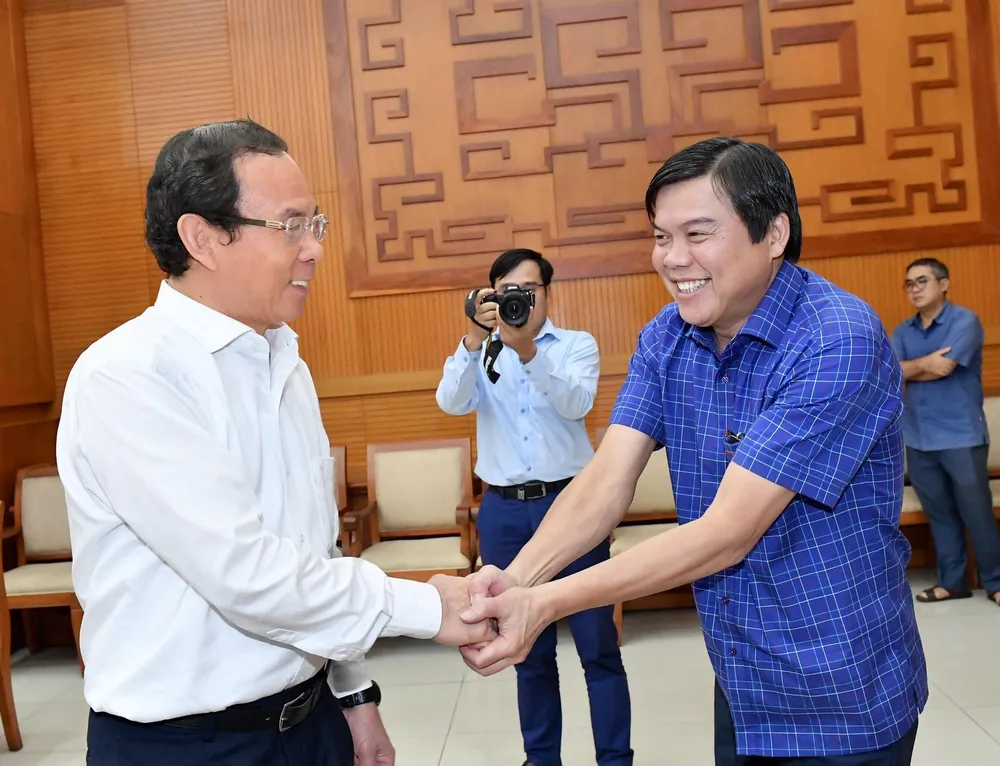 Bí thư Thành ủy TPHCM Nguyễn Văn Nên trao đổi với các cán bộ chủ chốt được điều động, luân chuyển, bổ nhiệm giữ chức vụ cấp trưởng tại các cơ quan, đơn vị trong hệ thống chính trị của TPHCM từ đầu nhiệm kỳ 2020-2025 đến nay. Ảnh: VIỆT DŨNG