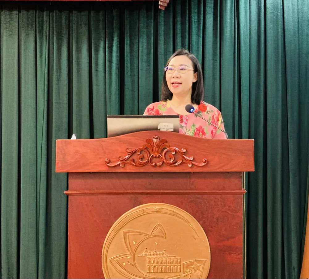 Phó Bí thư Đảng ủy Khối Dân – Chính – Đảng TPHCM Hàng Thị Thu Nga phát biểu khai giảng. Ảnh: CHÍ THẠCH