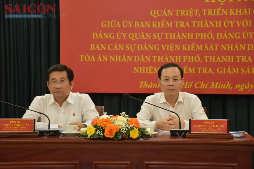 Phó Bí thư Thành ủy Nguyễn Văn Hiếu và Chủ nhiệm Ủy ban Kiểm tra Thành ủy Dương Ngọc Hải chủ trì hội nghị. Ảnh: VĂN MINH