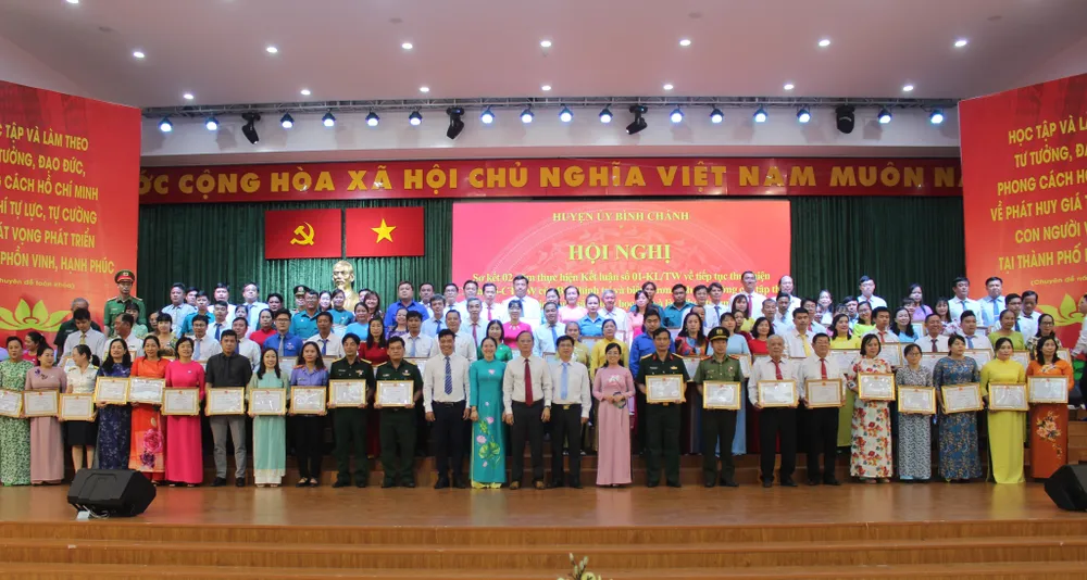 Ban Thường vụ Huyện ủy huyện Bình Chánh khen thưởng tập thể, cá nhân thực hiện tốt việc học tập và làm theo tư tưởng, đạo đức, phong cách Hồ Chí Minh. Ảnh: NGỌC BÍCH