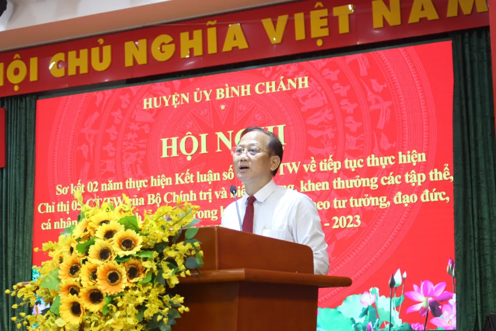 Bí thư Huyện ủy huyện Bình Chánh Trần Văn Nam phát biểu. Ảnh: NGỌC BÍCH