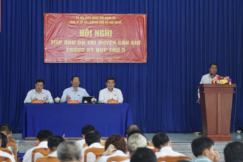 Tổ Đại biểu Quốc hội (ĐBQH) TPHCM đơn vị số 9 tiếp xúc cử tri huyện Cần Giờ. Ảnh: HOÀNG HÙNG