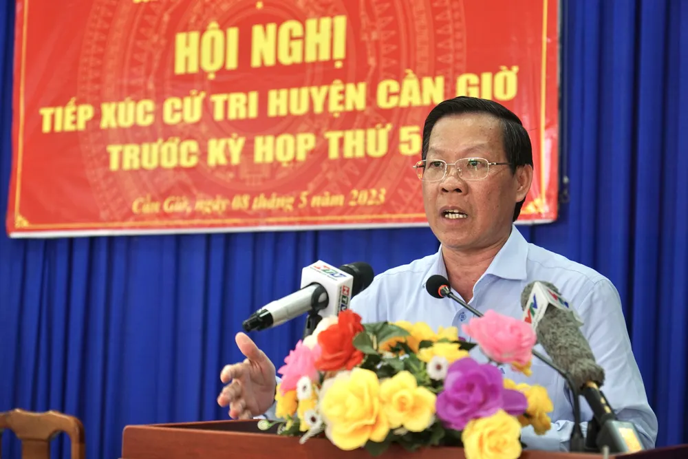 Chủ tịch UBND TPHCM Phan Văn Mãi trao đổi với cử tri. Ảnh: HOÀNG HÙNG