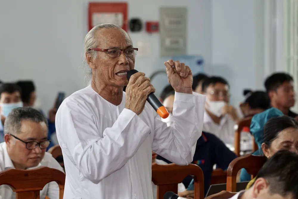 Cử tri huyện Cần Giờ phản ánh nhiều nội dung liên quan đến tách thửa đất, giấy phép xây dựng... Ảnh: HOÀNG HÙNG