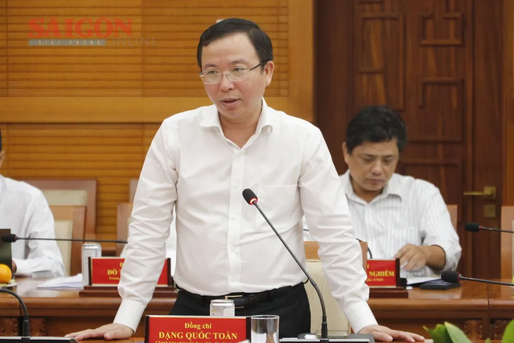 Chánh Văn phòng UBND TPHCM Đặng Quốc Toàn phát biểu. Ảnh: VĂN MINH