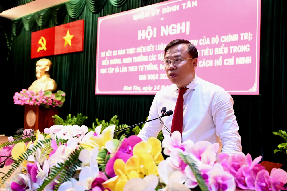 Bí thư Quận ủy quận Bình Tân Huỳnh Khắc Điệp phát biểu. Ảnh: VĂN MINH Bí thư Quận ủy quận Bình Tân Huỳnh Khắc Điệp phát biểu. Ảnh: VĂN MINH