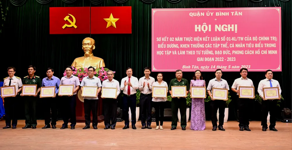 Các tập thể, cá nhân tiêu biểu trong học tập và làm theo tư tưởng, đạo đức, phong cách Hồ Chí Minh, giai đoạn 2022 - 2023 được khen thưởng. Ảnh: VĂN MINH Các tập thể, cá nhân tiêu biểu trong học tập và làm theo tư tưởng, đạo đức, phong cách Hồ Chí Minh, giai đoạn 2022 - 2023 được khen thưởng. Ảnh: VĂN MINH