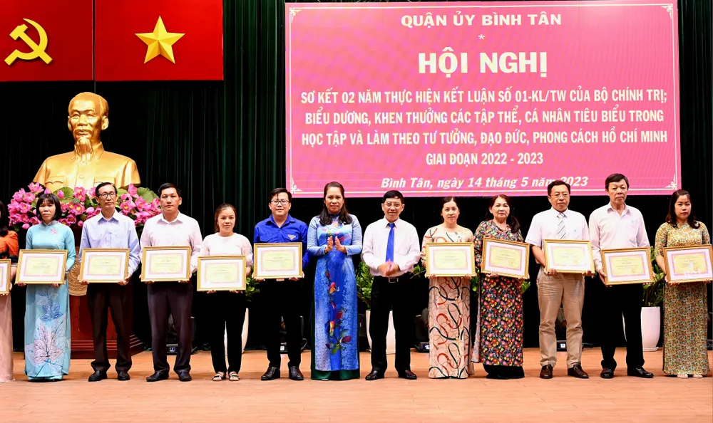 Những bông hoa đẹp trong vườn hoa đầy hương sắc của quận Bình Tân học tập và làm theo lời Bác. Ảnh: VĂN MINH Những bông hoa đẹp trong vườn hoa đầy hương sắc của quận Bình Tân học tập và làm theo lời Bác. Ảnh: VĂN MINH