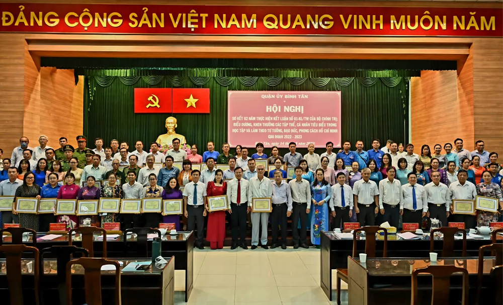 Quận Bình Tân đã biểu dương 56 tập thể và 87 cá nhân tiêu biểu trong học tập và làm theo tư tưởng, đạo đức, phong cách Hồ Chí Minh, giai đoạn 2022 - 2023. Ảnh: VĂN MINH Quận Bình Tân đã biểu dương 56 tập thể và 87 cá nhân tiêu biểu trong học tập và làm theo tư tưởng, đạo đức, phong cách Hồ Chí Minh, giai đoạn 2022 - 2023. Ảnh: VĂN MINH