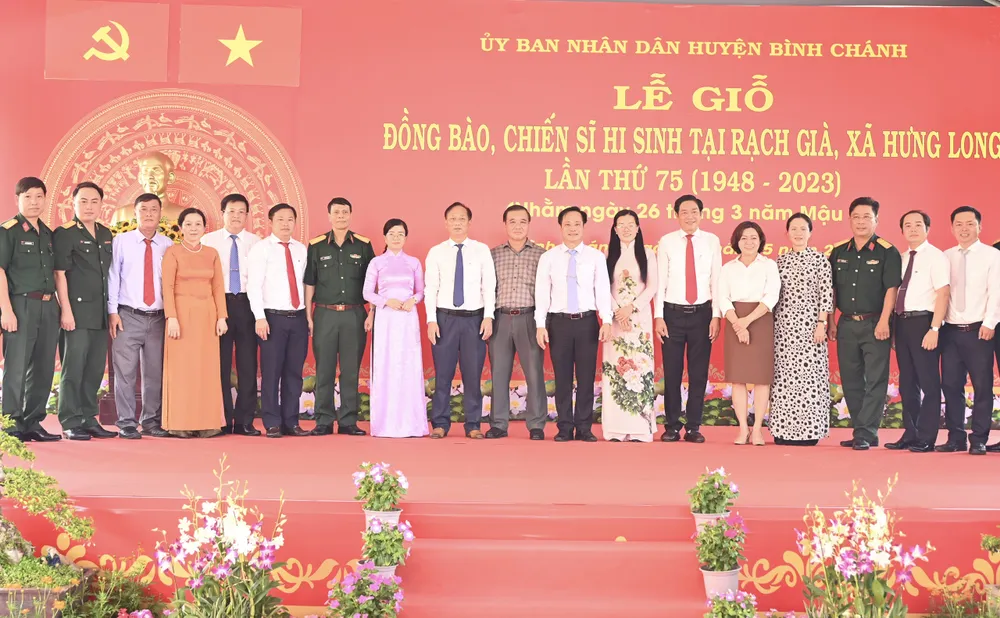 Đoàn đại biểu về dự lễ giỗ. Ảnh: VĂN MINH