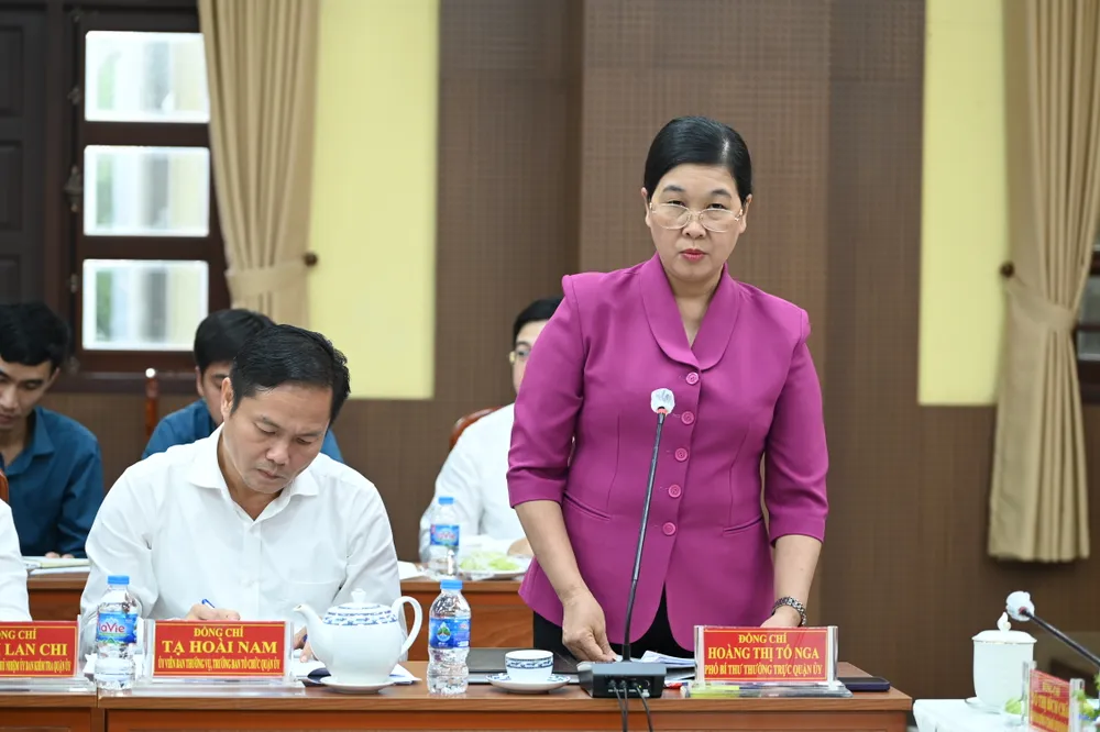 Phó Bí thư Thường trực Quận ủy quận 1 Hoàng Thị Tố Nga báo cáo tại buổi làm việc. Ảnh: VĂN MINH