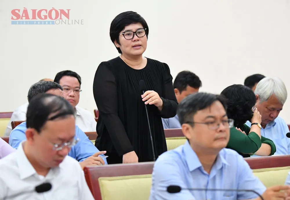 Chủ tịch UBND quận 5 Trương Minh Kiều phát biểu ý kiến tại hội nghị. Ảnh: VIỆT DŨNG