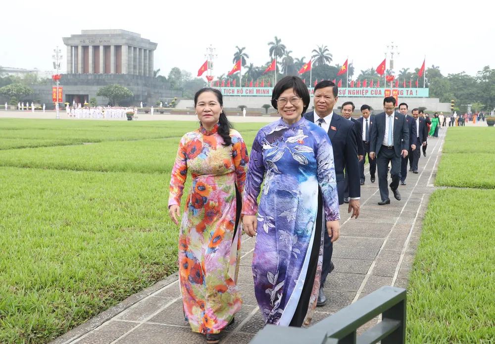 Chủ tịch HĐND TPHCM Nguyễn Thị Lệ và Phó Trưởng đoàn Chuyên trách Đoàn Đại biểu Quốc hội TPHCM Văn Thị Bạch Tuyết. Ảnh: QUANG PHÚC