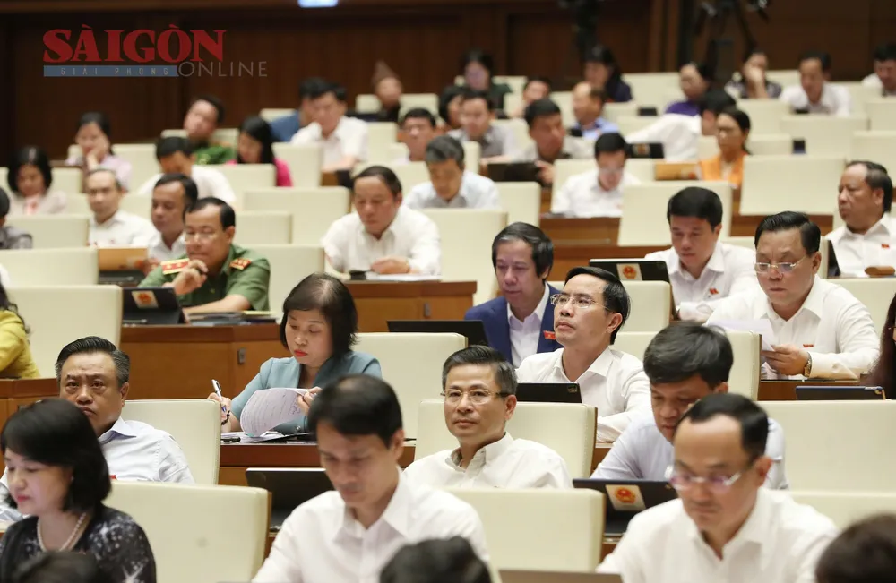 Đại biểu Quốc hội lắng nghe các tờ trình và báo cáo thẩm tra. Ảnh: QUANG PHÚC