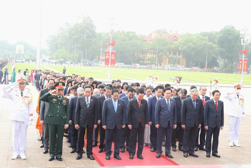Các đồng chí lãnh đạo Đảng, Nhà nước, MTTQ Việt Nam và Đại biểu Quốc hội thành kính tưởng nhớ Chủ tịch Hồ Chí Minh. Ảnh: QUANG PHÚC