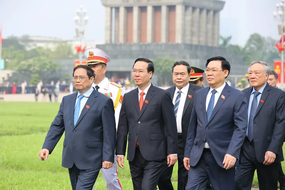 Sau khi vào Lăng viếng Chủ tịch Hồ Chí Minh, các đồng chí lãnh đạo Đảng, Nhà nước, MTTQ Việt Nam cùng Đại biểu Quốc hội di chuyển vào Nhà Quốc hội để dự phiên khai mạc kỳ họp. Ảnh: QUANG PHÚC