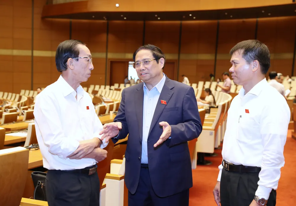 Thủ tướng Phạm Minh Chính trao đổi với các đại biểu Quốc hội trong giờ giải lao. Ảnh: QUANG PHÚC Thủ tướng Phạm Minh Chính trao đổi với các đại biểu Quốc hội trong giờ giải lao. Ảnh: QUANG PHÚC